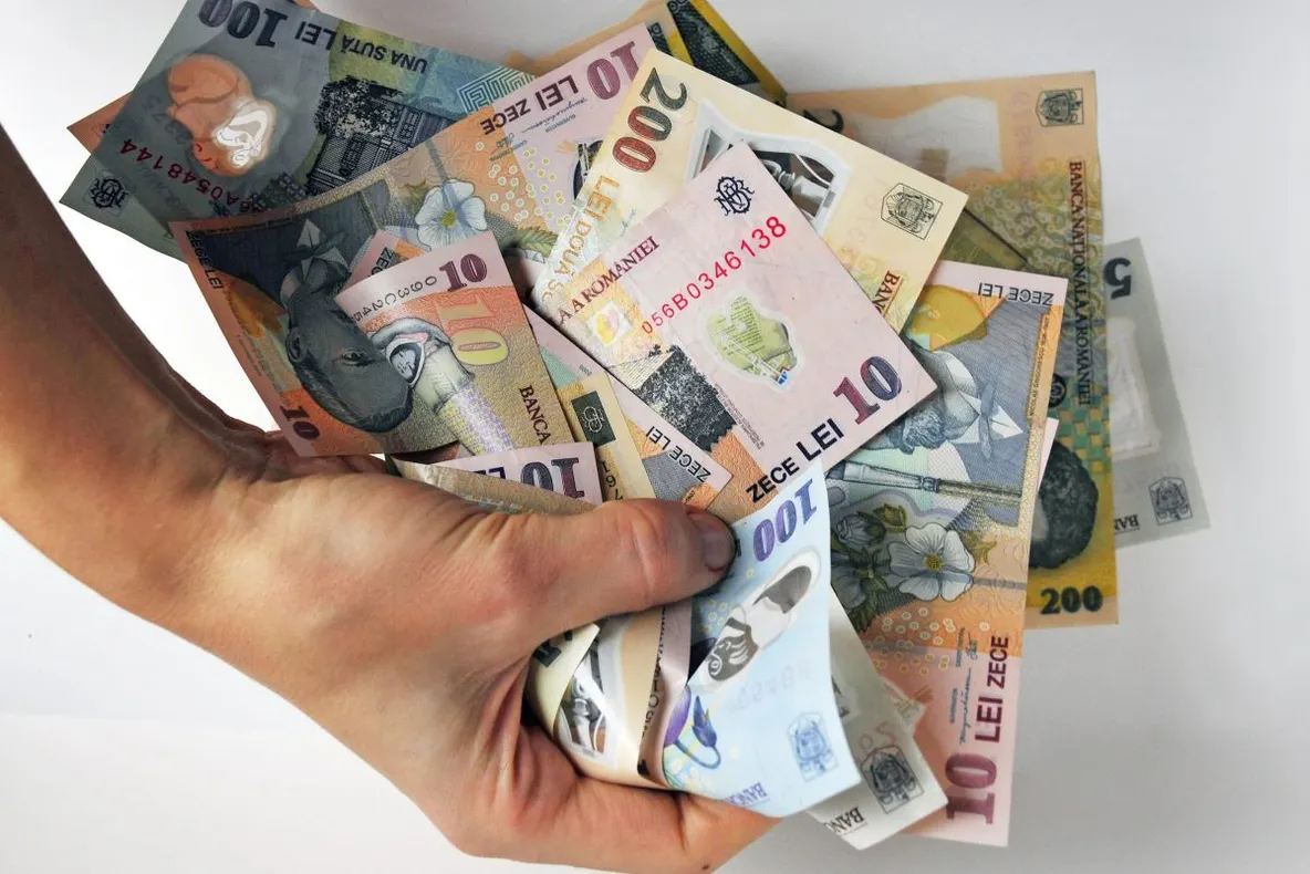 Cui folosește majorarea salariului minim?