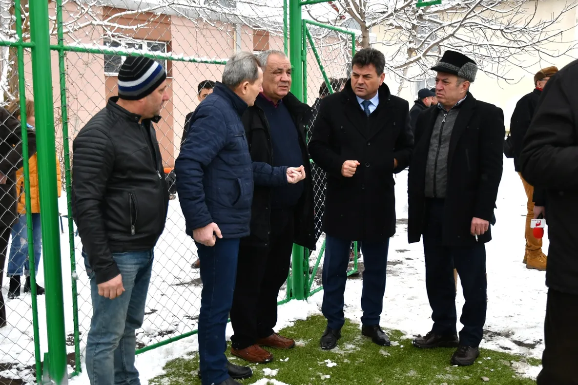 Inflaţie de politicieni locali la inaugurarea unui banal teren sintetic şcolar în comuna Jilavele