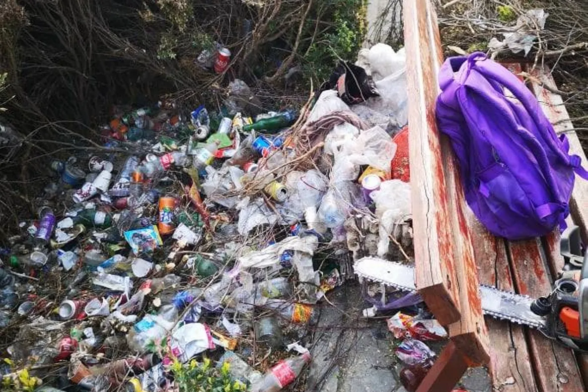 Nesimţire şi lipsă de educaţie: munţi de ambalaje şi gunoaie lângă coşul de gunoi