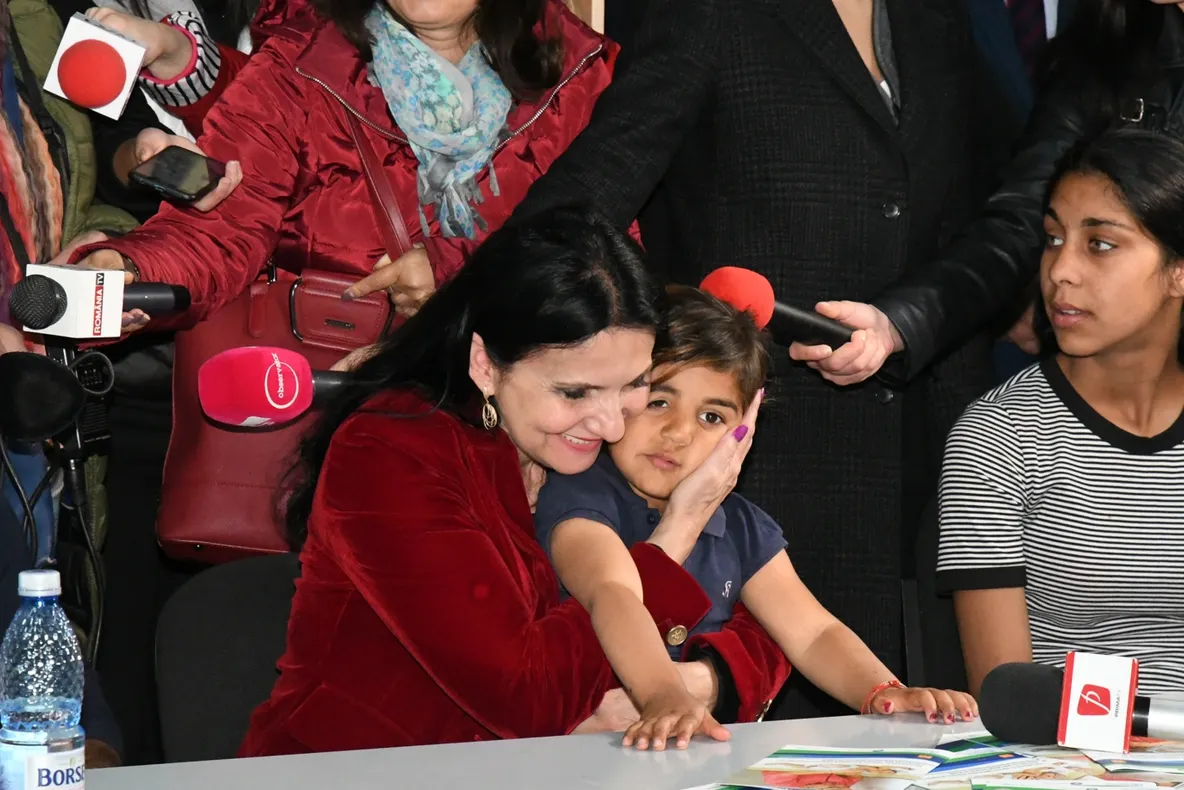 Sorina Pintea a venit să le vaccineze copiii deşi localnicii din Ţăndărei aşteptau să li se ofere „ceva”