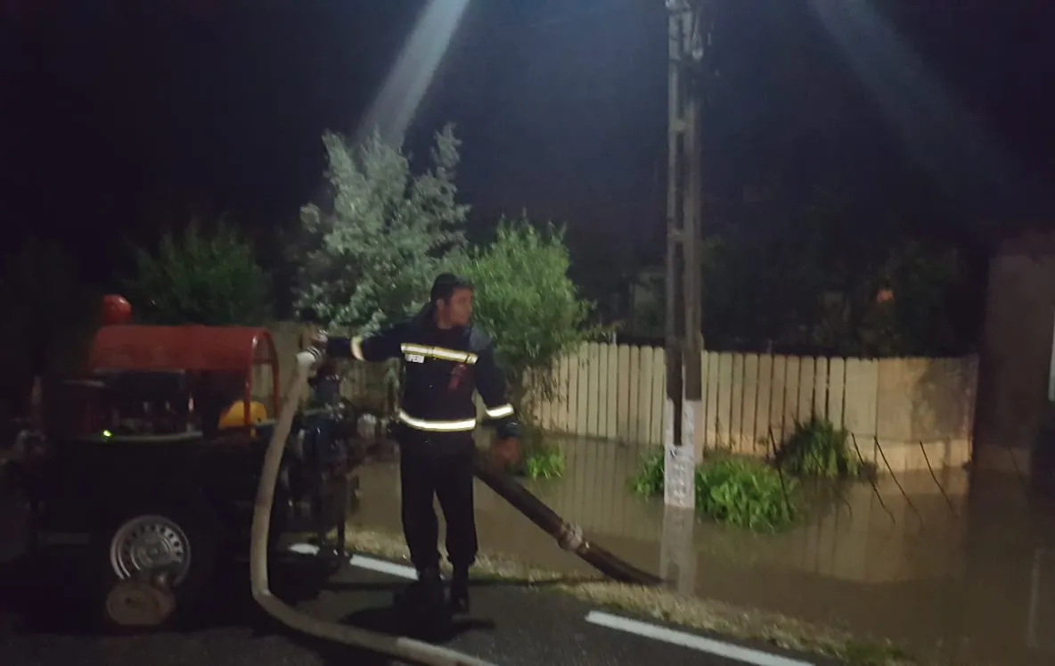 Peste 80 de locuințe și 165 de curți afectate de potop în Ialomița