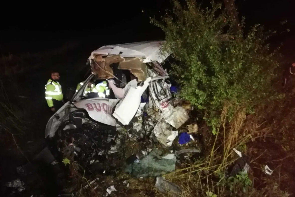 Accident cumplit la Sfântu Gheorghe: zece morți și șapte răniți în urma unui impact frontal dintre un TIR și un microbuz