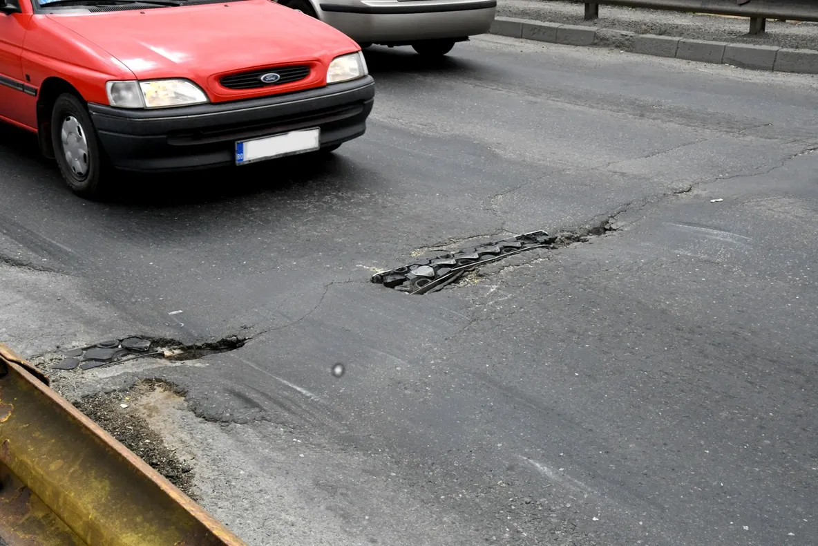 Trepidații infernale pe podul rutier de la Slobozia. Drumarii spun că este normal!