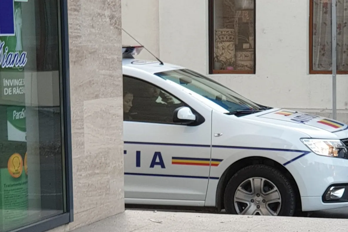Polițiștii amenință cu amenzi dar sunt primii care vorbesc la telefon în timp ce sunt la volan