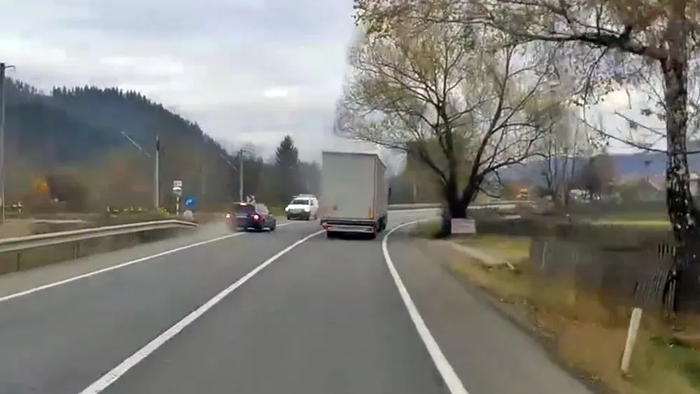 VIDEO ȘOCANT Șofer care putea să producă o tragedie: „Mi se fâlfâie! Da, îl omoram pe ăla, care-i problema? Am asigurare la mașină, mă p.. pe el!”