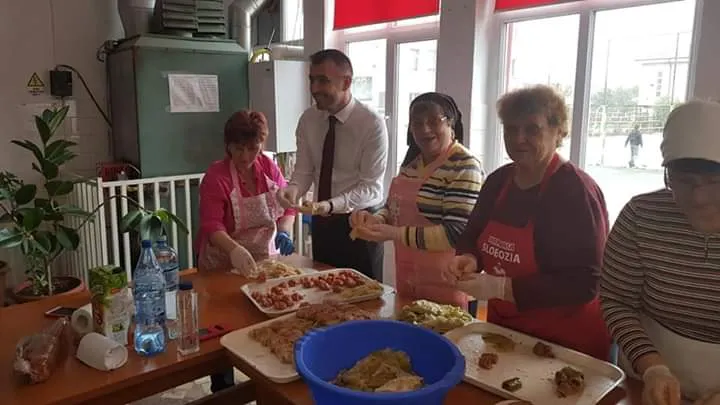 Galerie foto: Primarul Sloboziei împachetează 20.000 de sarmale pentru sărbătoarea de 1 Decembrie