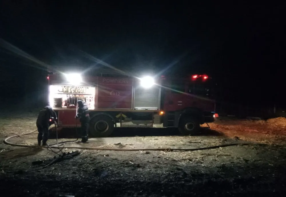 Incendiu puternic în Platonești. A ars în totalitate un saivan pentru ovine.
