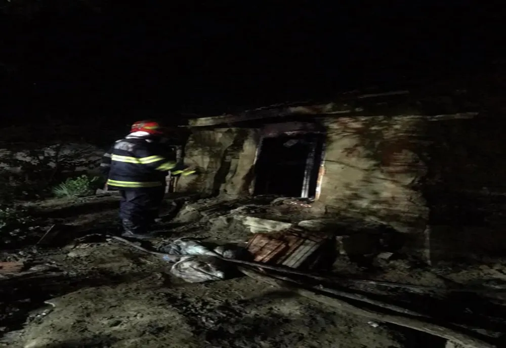 Un bătrân a murit carbonizat după ce casa i-a luat foc