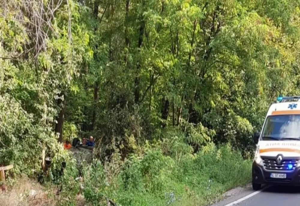 Mașină răsturnată după ce a lovit un copac