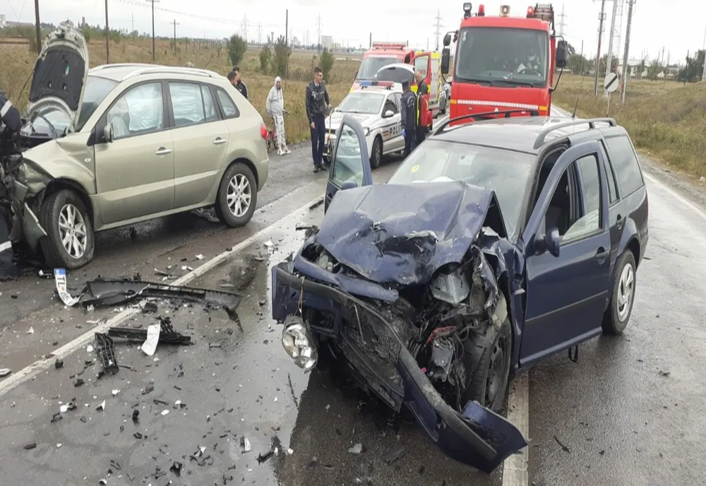 FOTO| Două mașini s-au făcut praf după ce s-au ciocnit în Ialomița