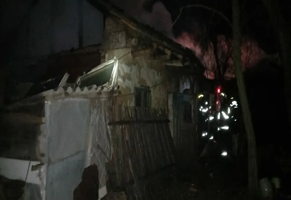 FOTO| Casă în flăcări în Munteni-Buzău. Posibilă mână criminală