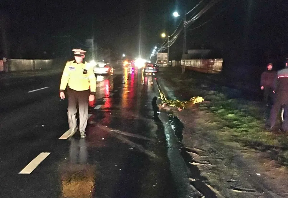 FOTO Accident mortal. Bătrân spulberat de o mașină