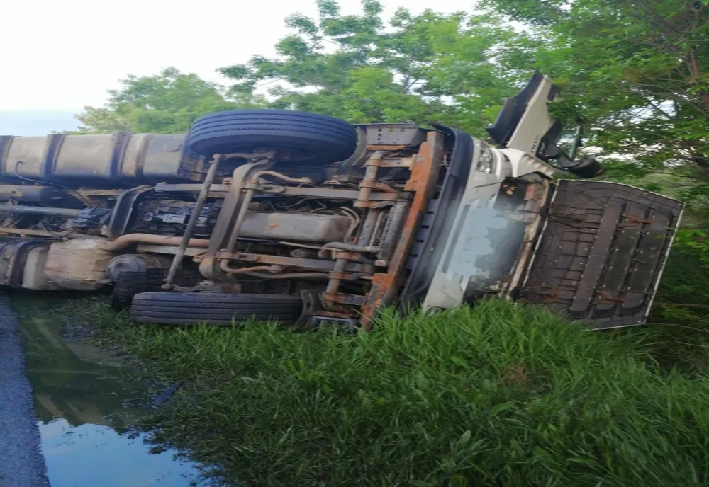 FOTO| Accident pe DN2, TIR răsturnat
