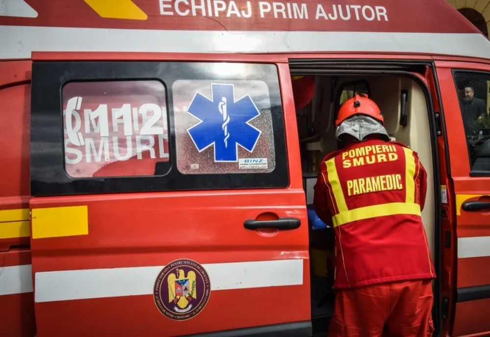 Impact puternic între un tractor și un autoturism. O persoană rănită