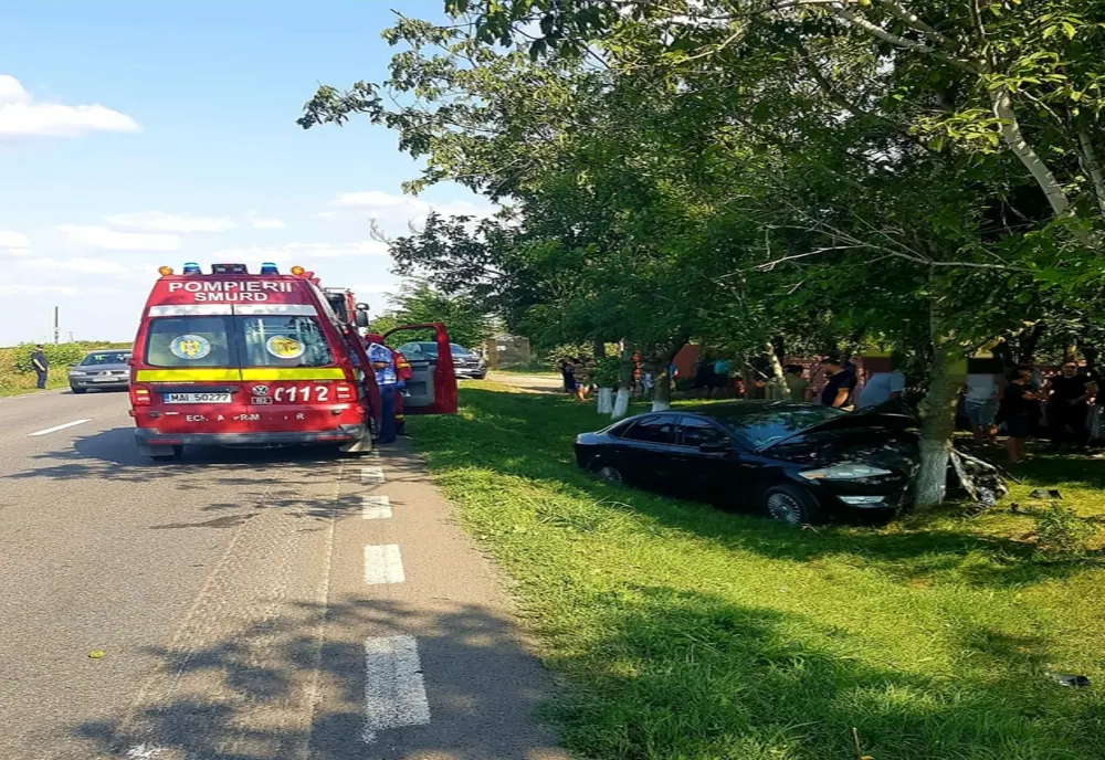 La un pas de tragedie! Au intrat cu mașina într-un copac
