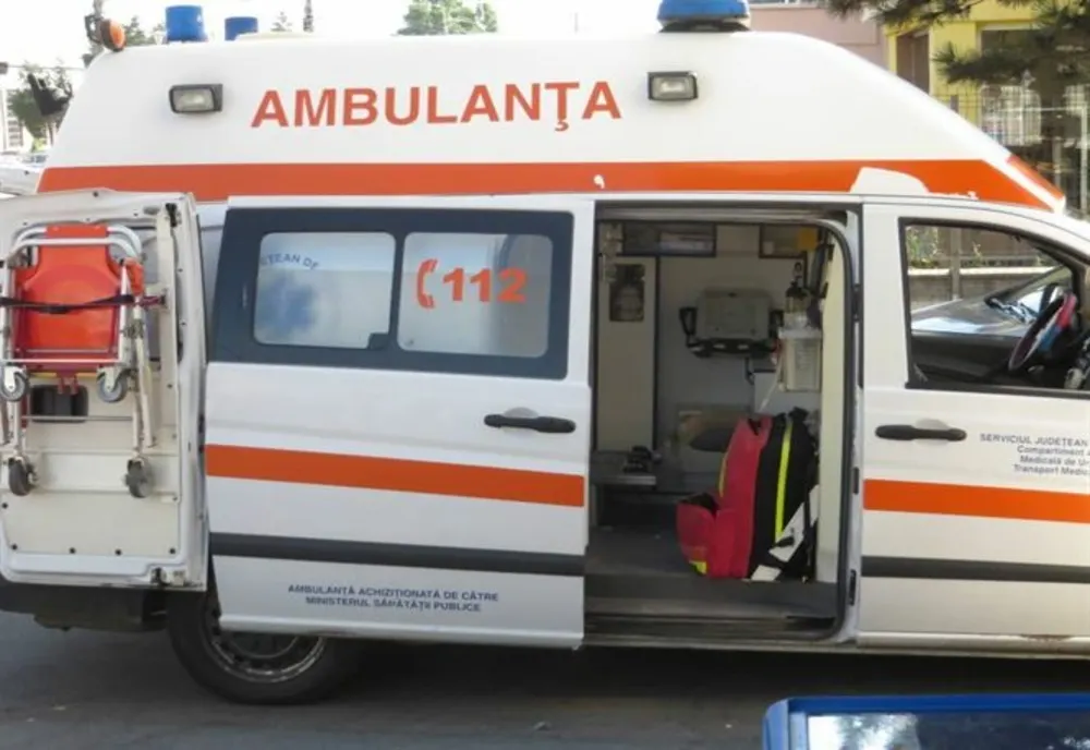 Impact violent între un  autoturism și un tractor. O persoană rănită