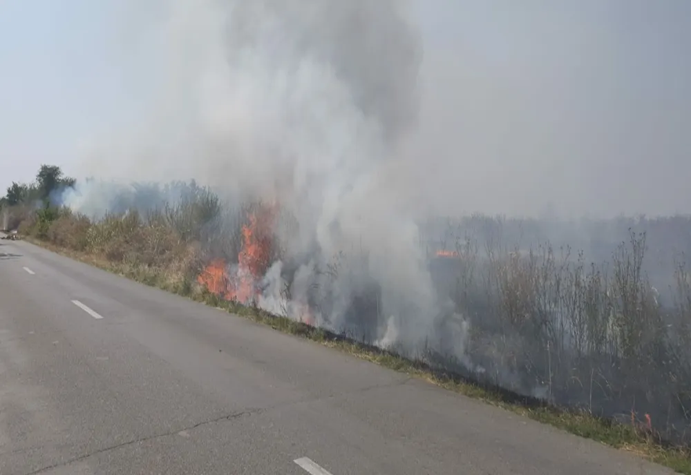 Incendiu violent cu degajări mari de fum în Slobozia.  Autoritățile în alertă