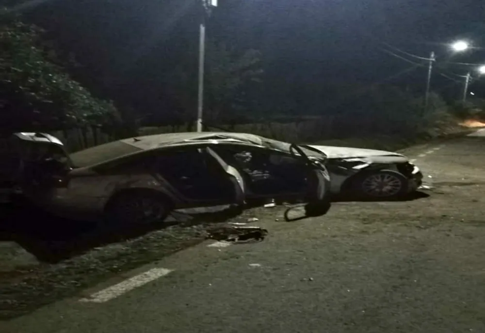 La un pas de tragedie. Șofer beat, s-a răsturnat cu mașina