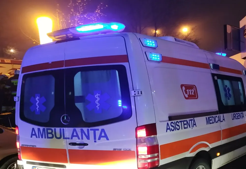 Bărbat în stare gravă după ce a intrat cu mașina într-un copac