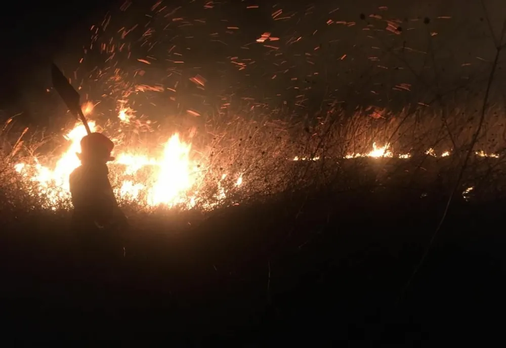 Un weekend incendiar: 7 incendii și 30 de cazuri SMURD