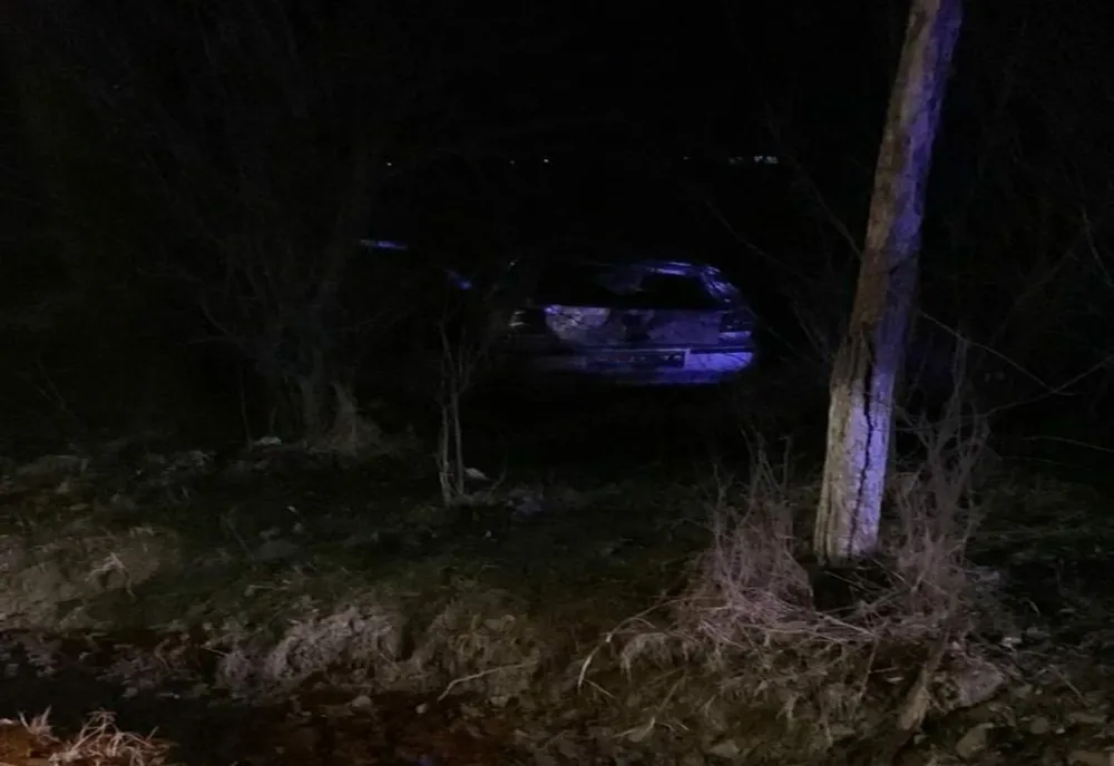 O șoferiță a intrat cu mașina în gard. Un copil de 4 ani și alte două persoane au fost rănite