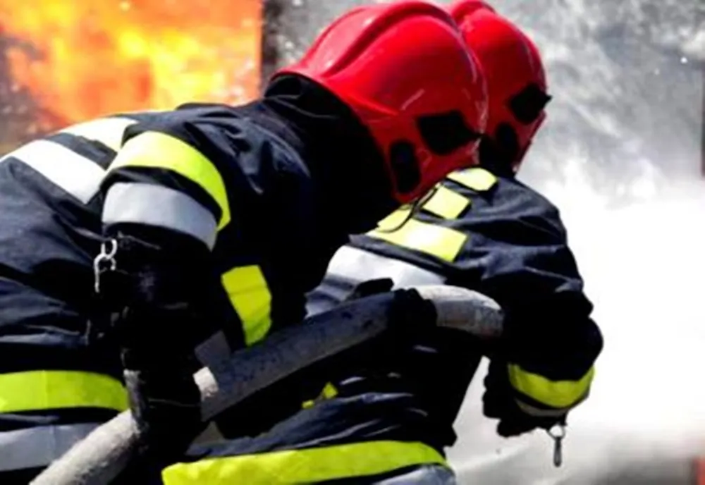 Incendiu violent la Axintele. Focul a cuprins două case 