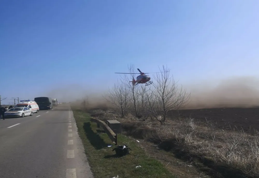 FOTO Mașină răsturnată: 5 victime printre care doi copii. Intervine elicopterul SMURD