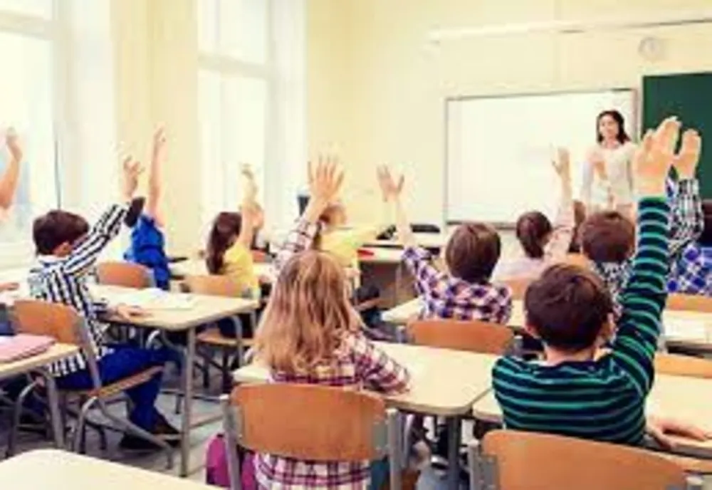 După renunțarea la semestre, se anunță noi schimbări în învățământ. O medie unică și tezele la latitudinea profesorilor