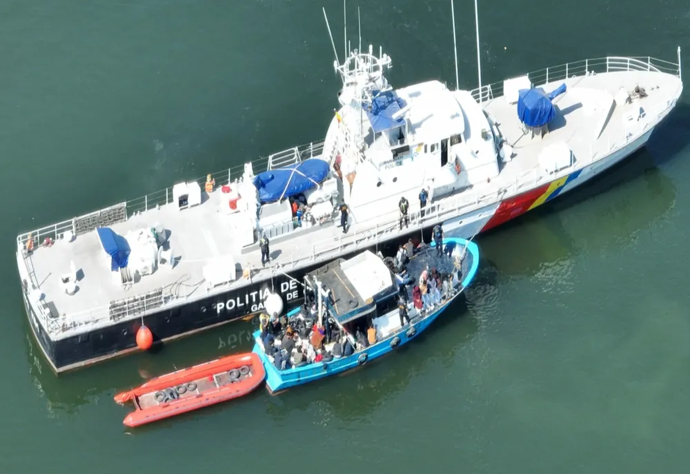 FOTO VIDEO Alertă pe mare. O ambarcaţiune de migranţi depistată în dreptul stațiunii Costinești