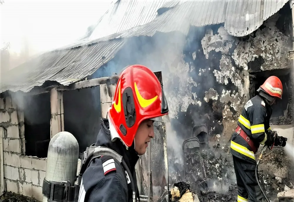 FOTO Casă cuprinsă de flăcări la Drăgoești