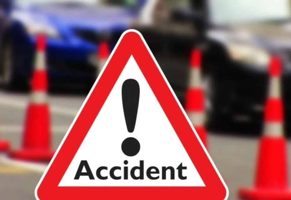  Carambol cu trei autoturisme. Patru persoane au ajuns  la spital