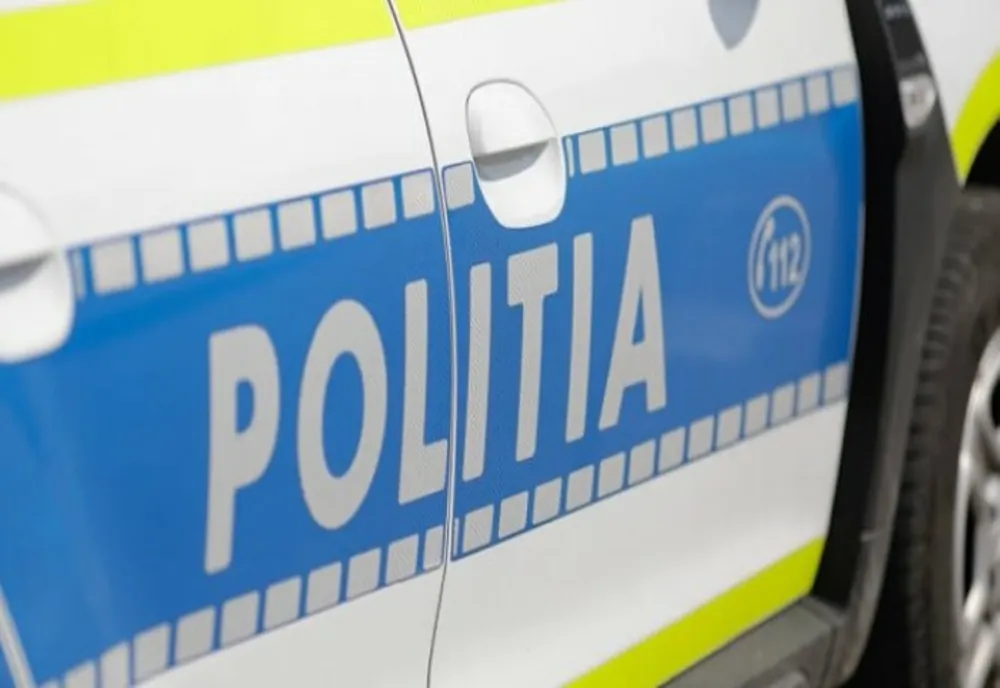 Impact violent între un autoturism și o autoutilitară. Trei victime