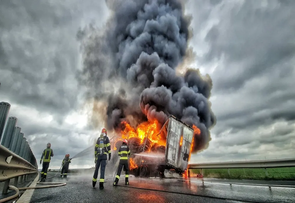 Incendiu puternic, trafic deviat: Un tir încărcat cu mase plastice a luat foc pe autostrada A1 Deva - Nădlac