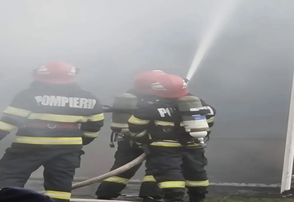Au rămas fără acoperiș deasupra capului în plină iarnă. De la ce au pornit flăcările