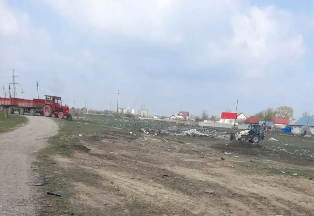 FOTO Acțiune de ecologizare în cartierul Vlașca