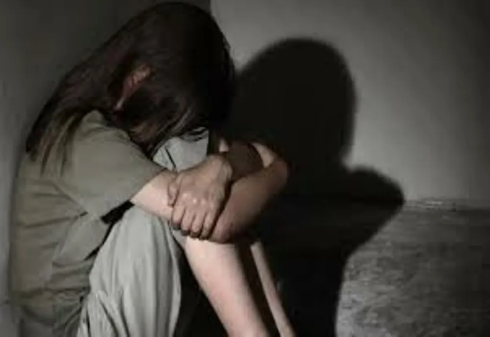 O fată de 12 ani din Călăraşi, exploatată sexual la Paris. Părinții primeau bani de la un francez