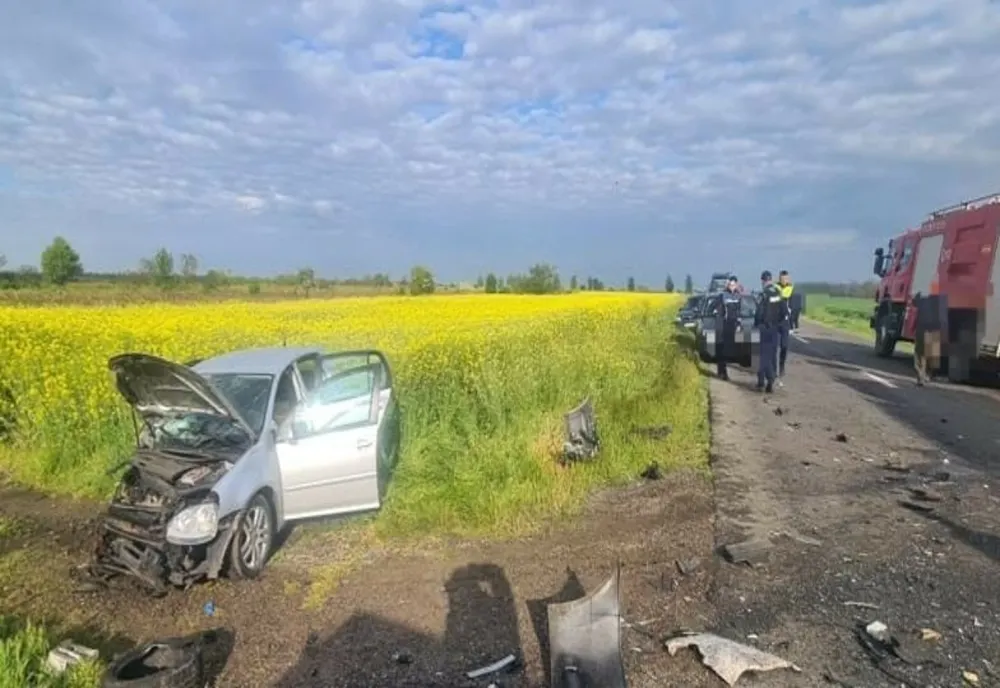 FOTO Două mașini s - au făcut praf după ce s-au ciocnit pe un drum național din Ialomița