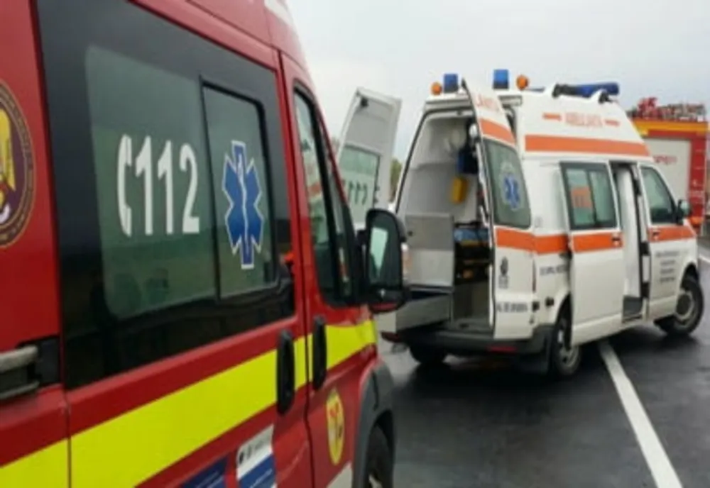 Au ajuns la spital în stare gravă după ce două mașini s-au ciocnit