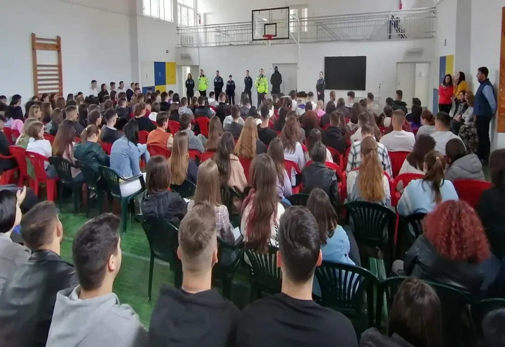  Polițiști printre elevii de la  Colegiul "Grigore Moisil" 