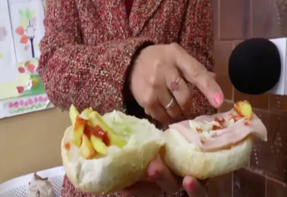 Fast-food în școli: elevii, hrăniți cu salam și cartofi prăjiți - FOTO