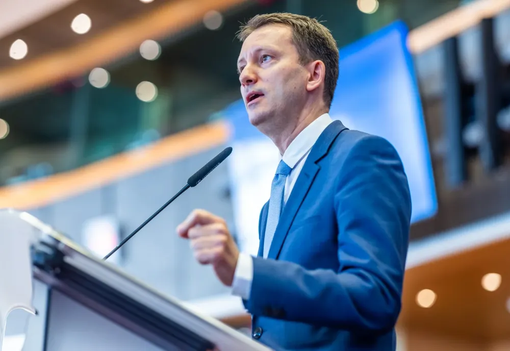 SIEGFRIED MUREȘAN: ROMÂNIA A RĂMAS ÎN URMĂ LA ATRAGEREA FONDURILOR PNRR SUB CONDUCEREA LUI MARCEL CIOLACU