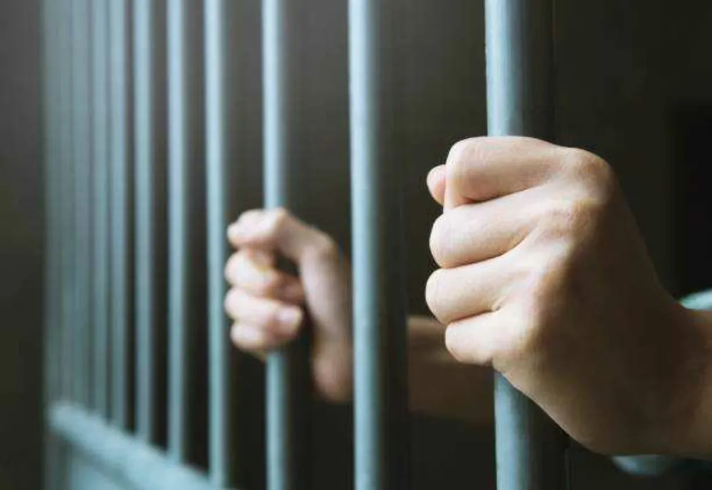15 BĂRBAŢI REŢINUŢI PENTRU TULBURAREA ORDINII ŞI LINIŞTII PUBLICE ŞI DISTRUGERE, DUPĂ UN SCANDAL ÎN TRAFIC