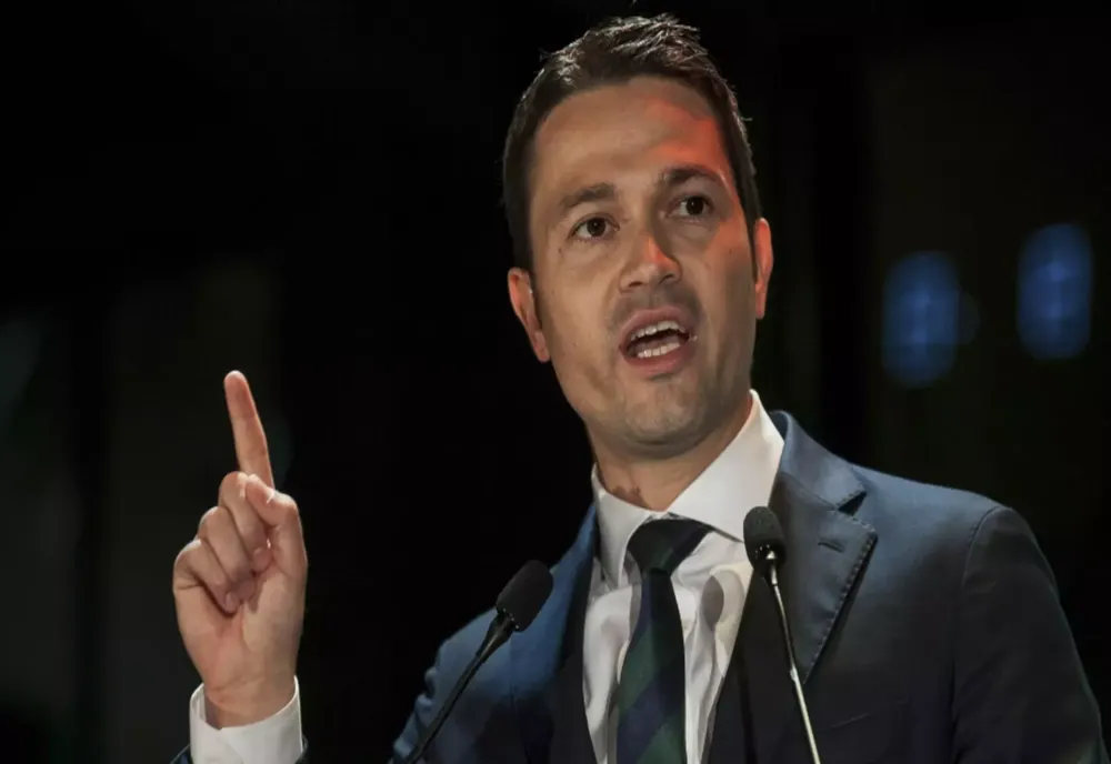 ROBERT SIGHIARTĂU: ”GEORGE SIMION S-A ‘ATACAT‘ SINGUR! O METODĂ CLASICĂ DE PROPAGANDĂ, RUPTĂ DIN MANUALELE MOSCOVEI”