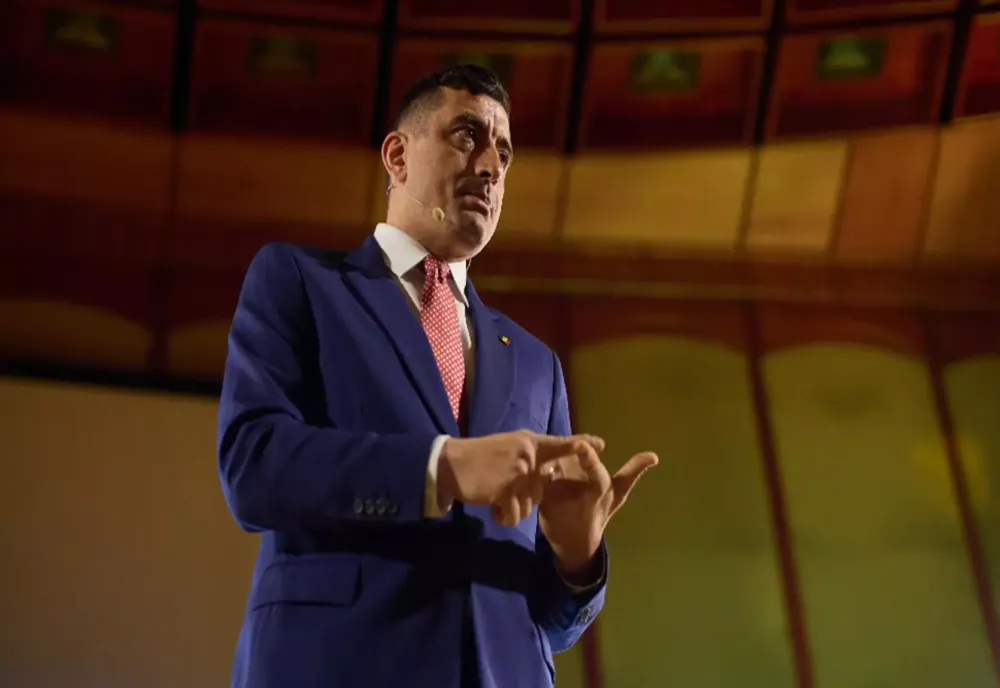 GEORGE SIMION, ALĂTURI DE MICII PRODUCĂTORI ROMÂNI. POVEȘTILE CUTREMURĂTOARE ALE CELOR CARE ÎNCEARCĂ SĂ-ȘI CÂȘTIGE PÂINEA: NU AM O MÂNĂ, DAR MUNCESC 