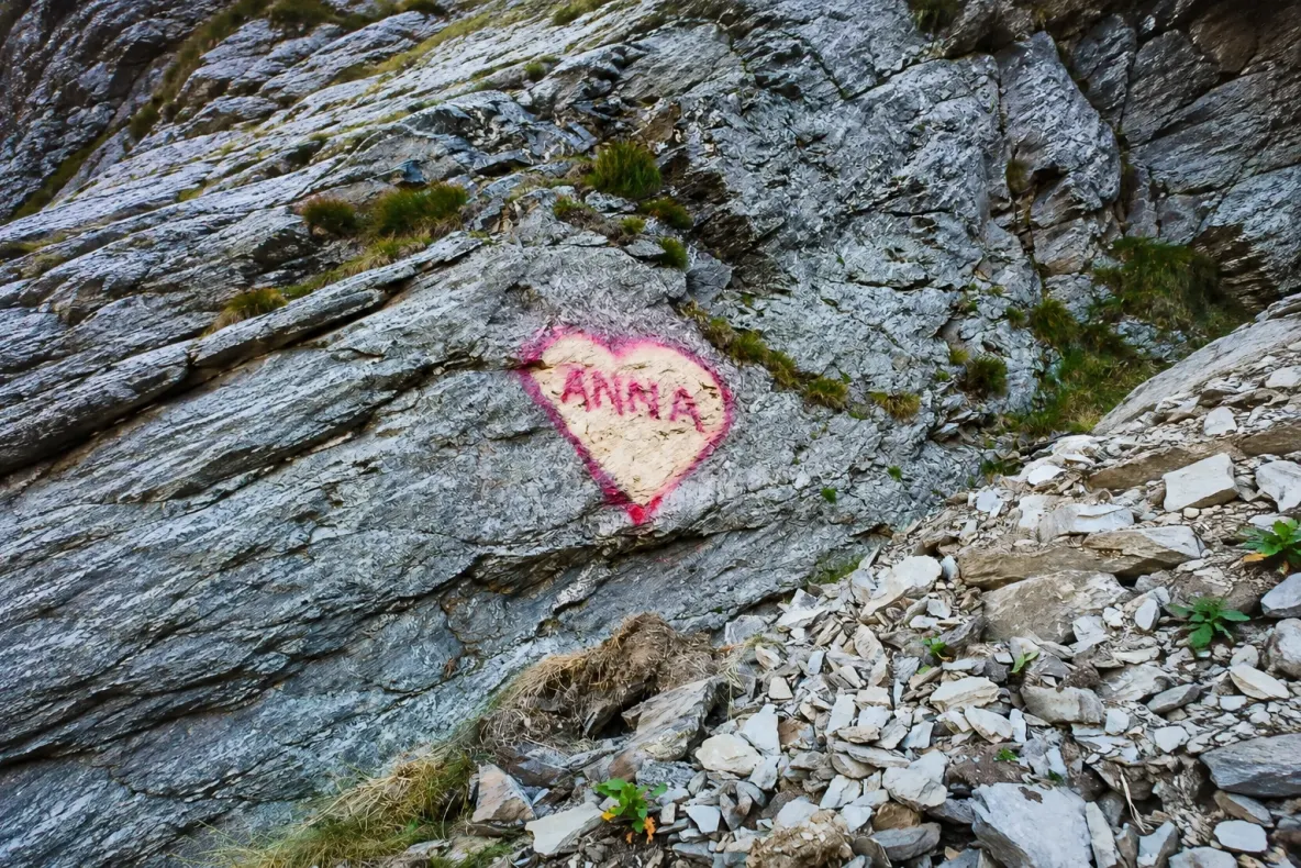 A fost găsit bărbatul care a desenat inima cu „Anna” pe stâncă. Va șterge mesajul și riscă amendă de mii de lei