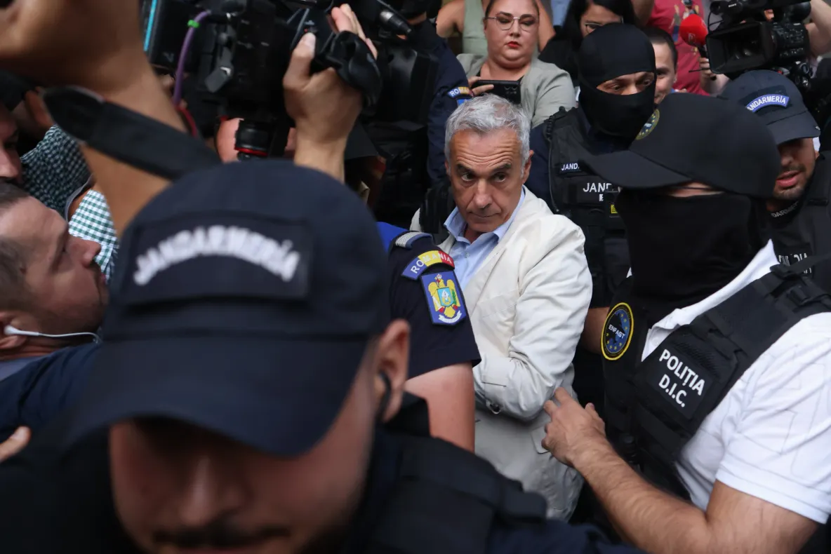 Călin Georgescu a ieșit de la Tribunal și s-a adresat susținătorilor: „Dumnezeu este mare”