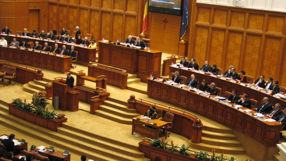 PSD, AUR și suveraniștii strâng semnături pentru ca moțiunea de cenzură împotriva lui Bolojan să fie depusă înainte de 1 mai