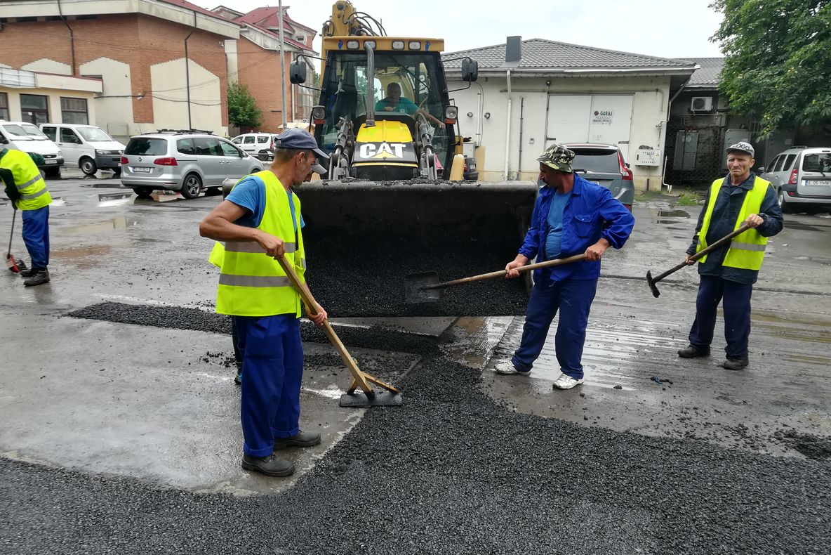 Asfaltări după ploaie la Slobozia