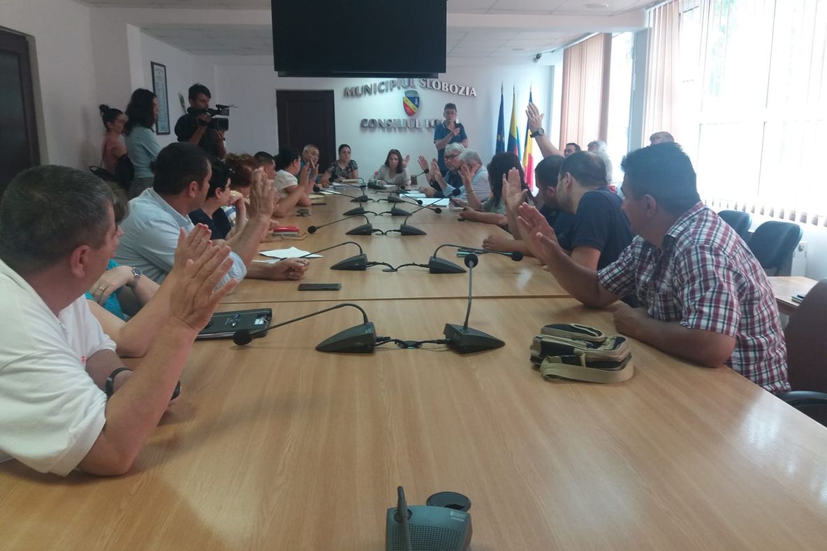 Consilierii locali PSD și PNL se opun măturatului stradal pe timp de noapte la Slobozia, dar avizează creșterea de tarife!