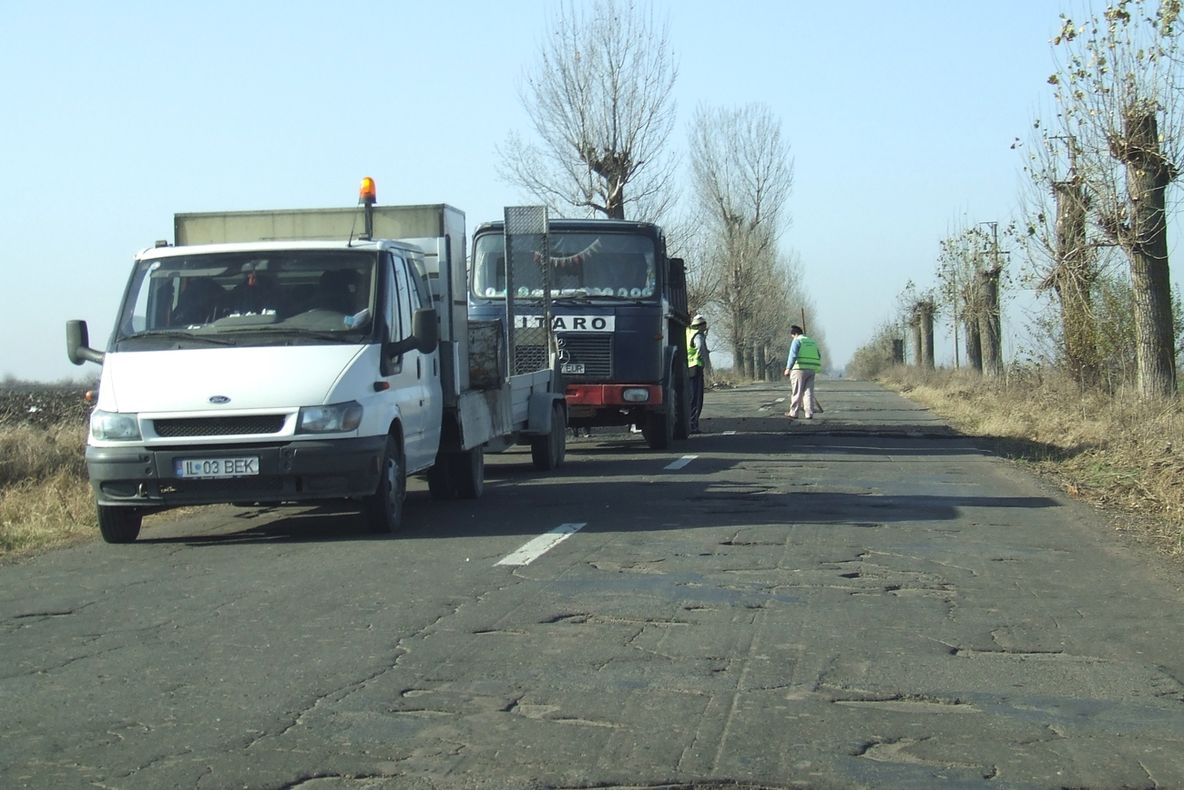 Cât mai costă un kilometru de drum judeţean reabilitat? Un fleac, jumătate de milion de euro!